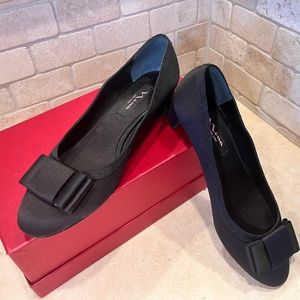 Nina black satin low heels with double satin bows, Vintage women’s size 8.5